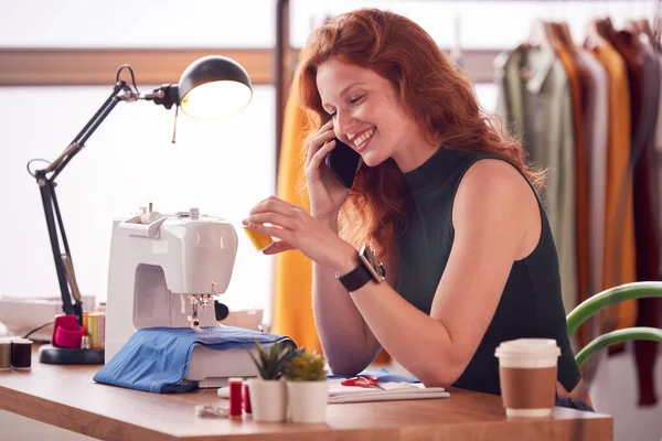 Moda Dünyası Nın Moda Şletmecisiyim Stüdyodaki Dikiş Makinesi Nden Telefon — Stok fotoğraf