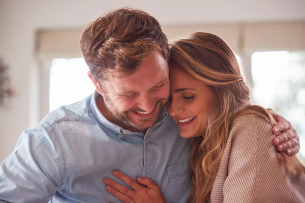 Primer Plano Pareja Amorosa Abrazándose Casa Juntos —  Fotos de Stock