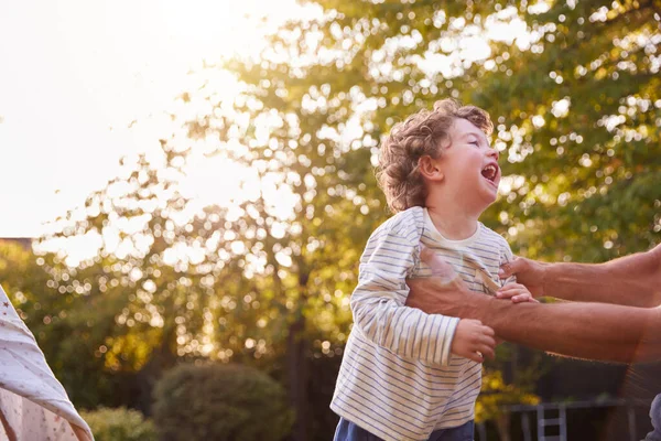 Close Van Vader Zoon Hebben Plezier Met Tent Tipi Pitched — Stockfoto