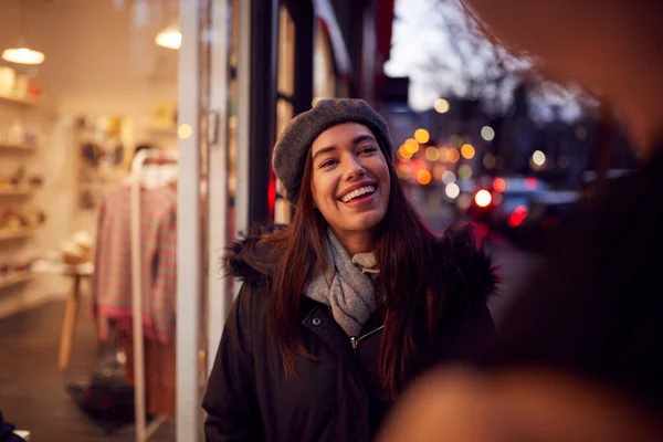 Avondzicht Van Twee Vrouwen Venster Winkelen Zoek Naar Display Fashion — Stockfoto