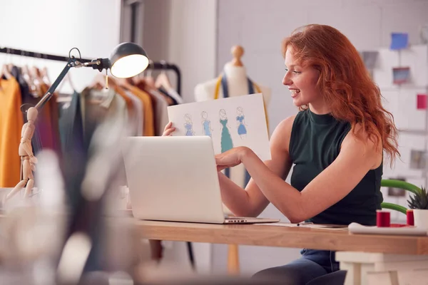 女性ビジネスオーナーがラップトップを使用してビデオ通話でデザインを表示する方法 — ストック写真