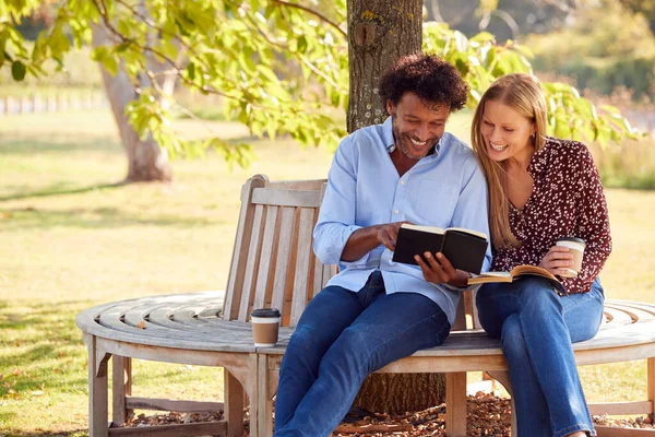 Volwassen Paar Ontspannen Zittend Park Bench Tree Leesboeken Met Afhaalkoffie — Stockfoto