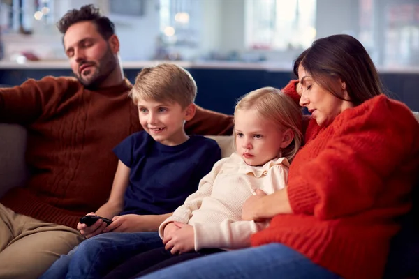 Aile Koltukta Oturup Ebeveynler Uyurken Birlikte Televizyon Seyrediyor — Stok fotoğraf
