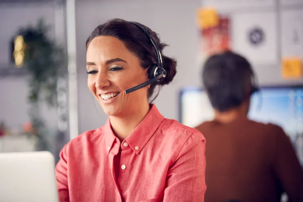 Équipe Affaires Portant Des Écouteurs Téléphoniques Parler Aux Appelants Dans — Photo