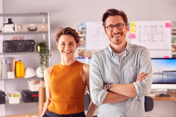 Retrato Arquitectos Masculinos Femeninos Oficina Pie Junto Escritorios — Foto de Stock