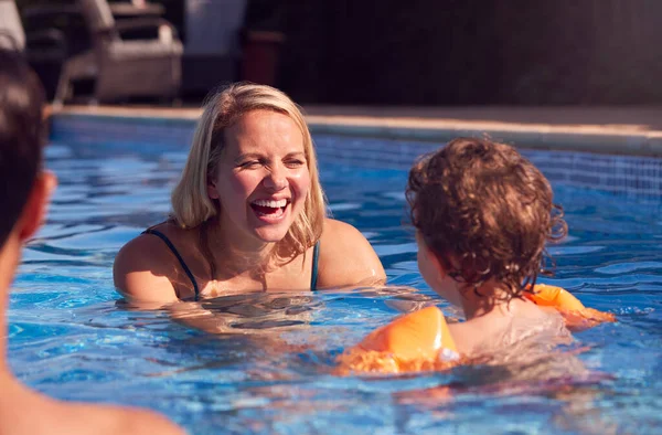 Famiglia Piscina All Aperto Vacanza Estiva Insegnando Figlio Nuotare Con — Foto Stock