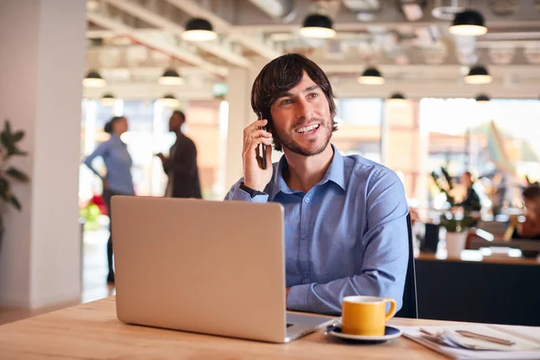 Uomo Affari Seduto Alla Scrivania Telefonata Moderno Ufficio Open Space — Foto Stock