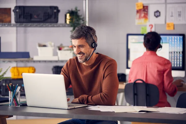Telefon Kulaklığı Takan Ekibi Müşteri Hizmetleri Bölümü Nden Arayanlarla Konuşuyor — Stok fotoğraf