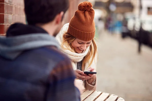 Par Datum Sitter Utanför Coffee Shop High Street Använda Mobiltelefon — Stockfoto