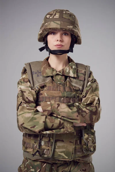 Estúdio Retrato Grave Jovem Soldado Feminino Uniforme Militar Contra Fundo — Fotografia de Stock