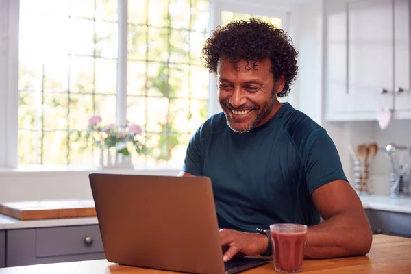 Gammal Man Bär Fitness Kläder Hemma Loggning Aktivitet Från Smart — Stockfoto