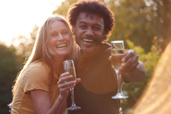 Portrét Dospělého Páru Oslava Venku Šampaňským Proti Planoucímu Večernímu Slunci — Stock fotografie