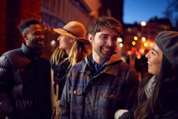 Gruppe Von Freunden City Outdoors Auf Night Out Zusammen — Stockfoto