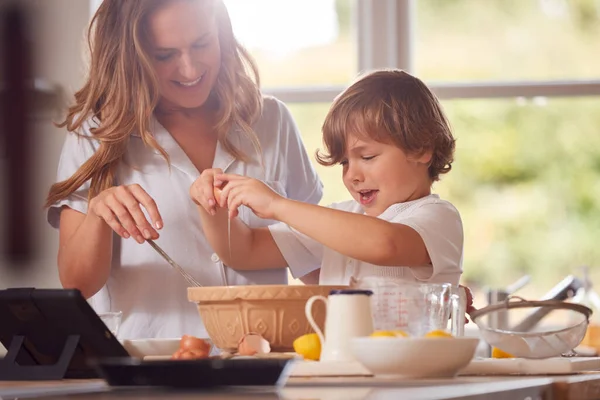 Mutter Und Sohn Pyjama Machen Pfannkuchen Der Küche Hause Nach — Stockfoto