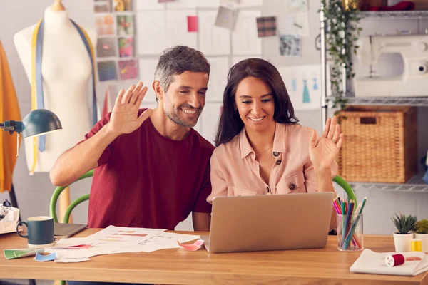 Férfi Női Divattervezők Studio Meeting Video Call Laptop — Stock Fotó