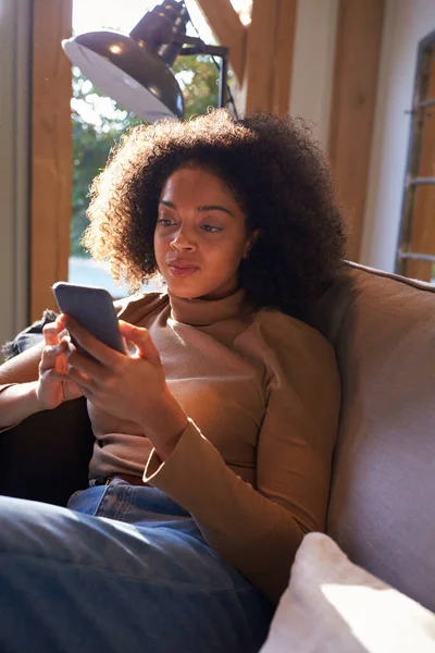 Mulher Relaxante Cadeira Casa Verificando Mídias Sociais Telefone Móvel — Fotografia de Stock