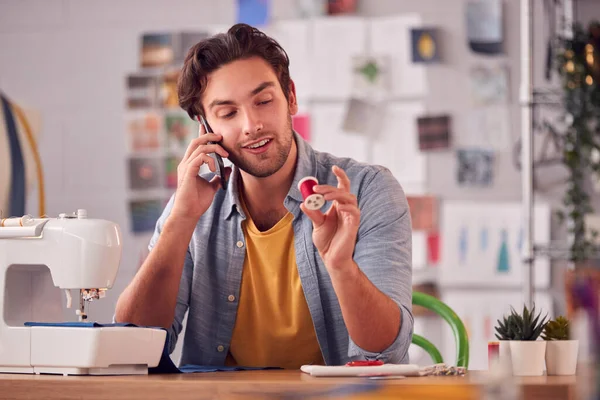 Hombre Propietario Negocio Moda Con Móvil Tomando Llamada Telefónica Máquina — Foto de Stock