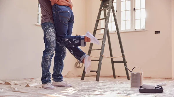 Close Coppia Abbracci Come Decorare Stanza Nuova Casa Insieme — Foto Stock