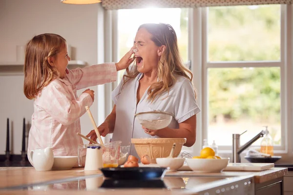 Mor Och Dotter Gör Stökiga Pannkakor Köket Hemma Tillsammans — Stockfoto