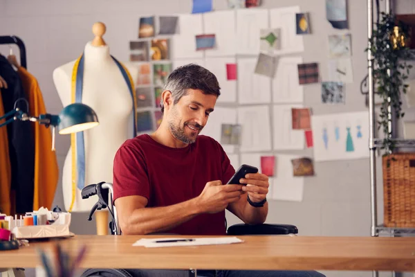 Starší Muž Módní Návrhář Invalidním Vozíku Pomocí Mobilního Telefonu Pro — Stock fotografie