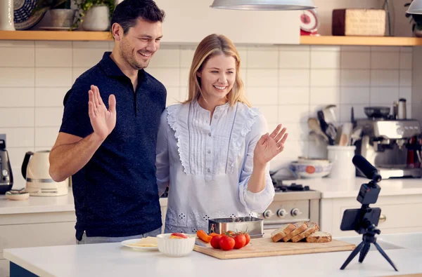 Pareja Vlogging Haciendo Video Redes Sociales Acerca Cocinar Para Internet — Foto de Stock