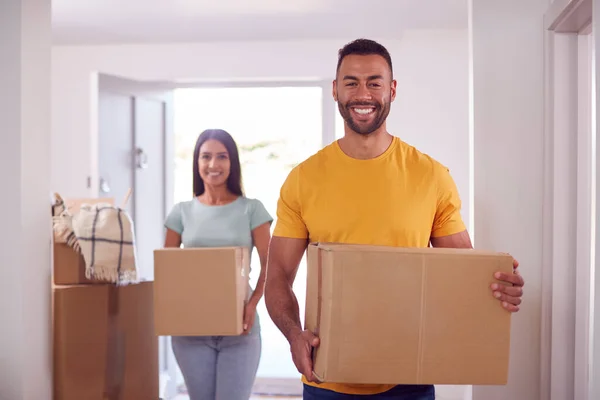 Portrait Couple Carrying Boxes Front Door New Home Moving Day — Stock Photo, Image