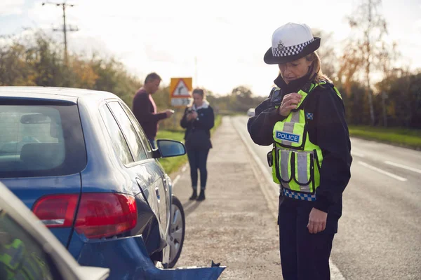 Female Traffic Police Officer Reporting Details Road Traffic Accident Radio — Stock Photo, Image