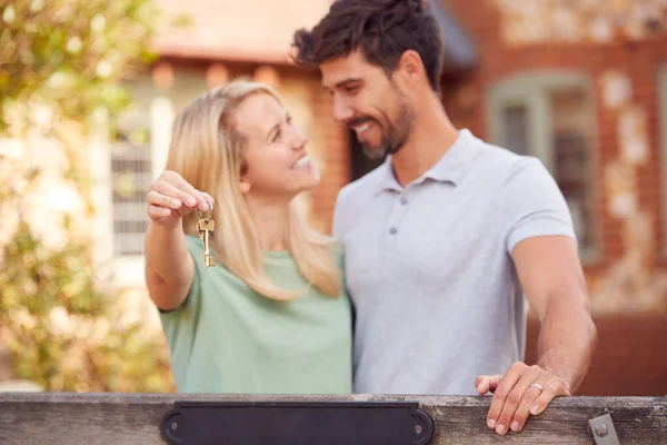 Porträtt Upphetsade Par Gate Holding House Nycklar Utanför Nytt Hem — Stockfoto