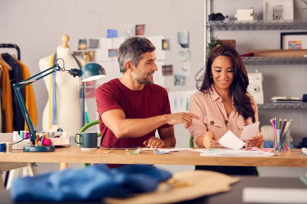 Diseñadores Moda Masculinos Femeninos Estudio Que Trabajan Bocetos Diseños Escritorio — Foto de Stock