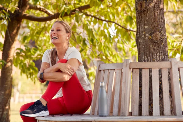 Mulher Sorridente Vestindo Relógio Inteligente Roupa Fitness Sentada Assento Sob — Fotografia de Stock