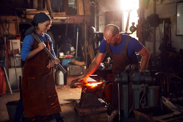Male Female Blacksmiths Hammering Metalwork Anvil Sparks — Stock Photo, Image