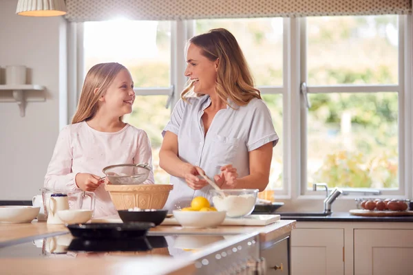 Mor Och Dotter Bär Pyjamas Göra Pannkakor Köket Hemma Tillsammans — Stockfoto