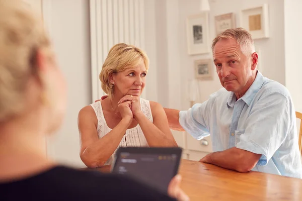 Ritirato Incontro Coppia Con Consulente Finanziario Femminile Cucina Casa — Foto Stock