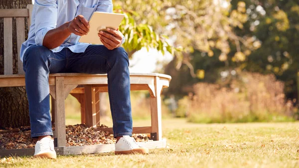 Close Homem Sentado Banco Sob Árvore Parque Verão Usando Tablet — Fotografia de Stock