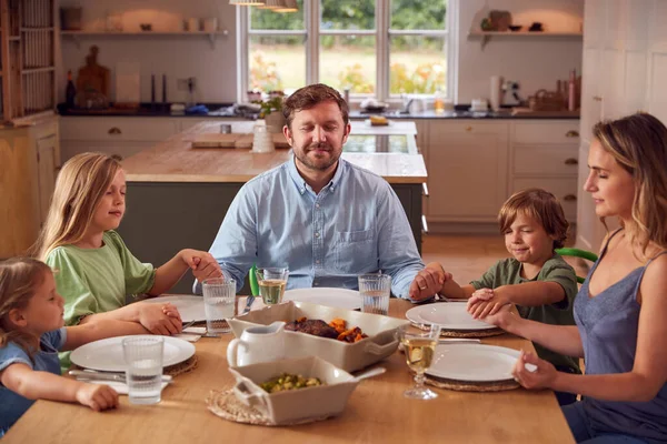 Aile Evde Masada Oturup Ellerini Birleştirip Yemekten Önce Dua Ediyor — Stok fotoğraf