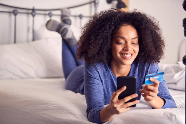 Mujer Acostada Cama Con Teléfono Móvil Compras Línea Usando Tarjeta — Foto de Stock