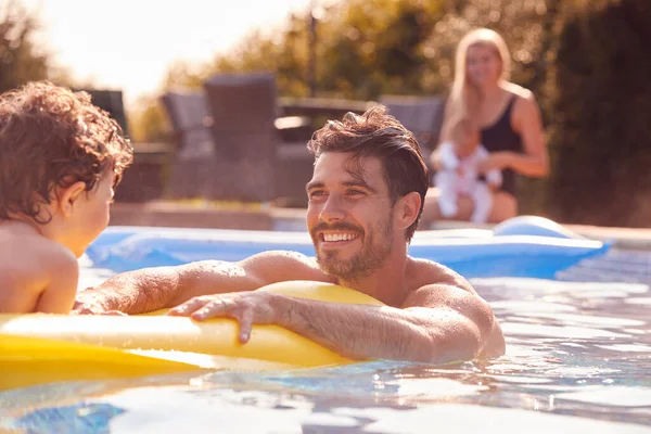 Baba Oğul Anne Bebek Olarak Tatilde Havuzda Oynayarak Eğleniyorlar — Stok fotoğraf
