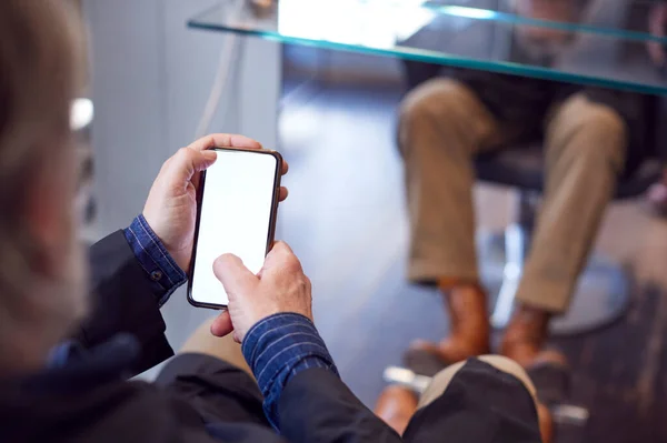 Son Sınıf Öğrencisinin Cep Telefonuna Bakarak Kuaför Kuaföründe Saç Tıraşı — Stok fotoğraf