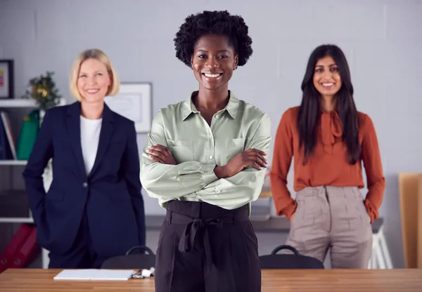 Retrato Del Equipo Negocios Multirracial Femenino Pie Cargo —  Fotos de Stock