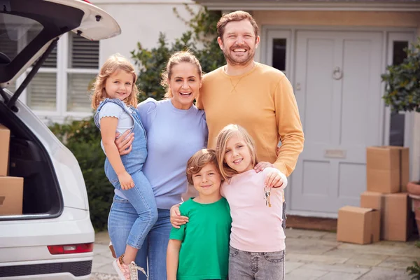 Porträtt Familjen Utanför Nytt Hem Flyttdagen Lossning Lådor Från Bilen — Stockfoto