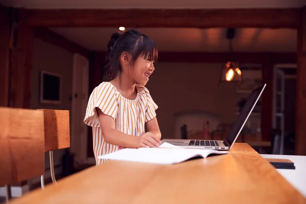 利用笔记本电脑在家上学的年轻亚洲女孩 — 图库照片