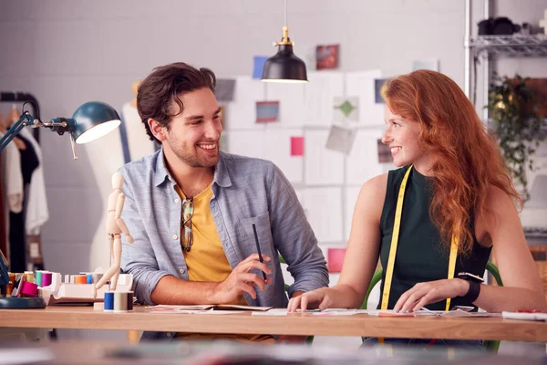 Mannelijke Vrouwelijke Studenten Ondernemers Werken Samen Aan Ontwerpen Fashion Studio — Stockfoto