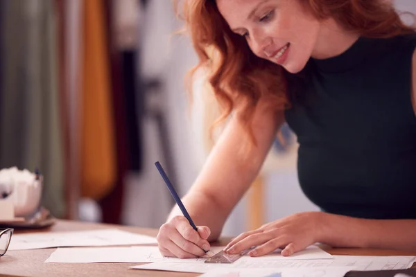 Primo Piano Studentessa Imprenditore Che Lavora Nei Disegni Disegno Moda — Foto Stock