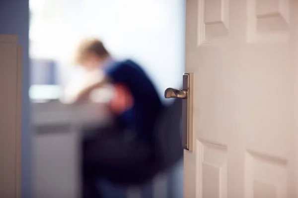 机に座っている男の子のドアを通して選択的フォーカスビューホーム — ストック写真