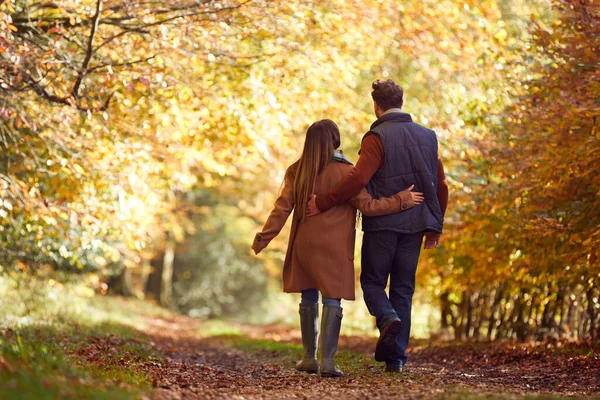 Bakifrån Kärleksfull Mogen Par Promenader Längs Spåret Hösten Countryside — Stockfoto