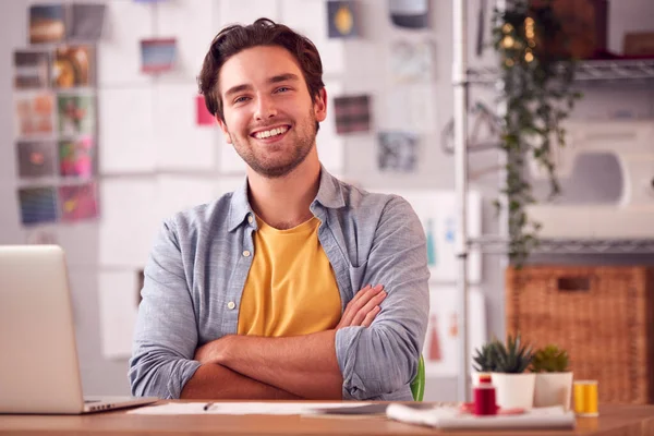 Porträt Eines Lächelnden Männlichen Studenten Oder Geschäftsinhabers Der Mit Laptop — Stockfoto