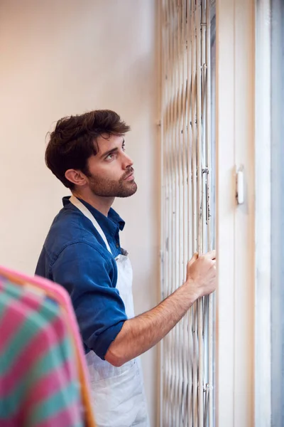 Propietario Masculino Pequeña Empresa Empujando Hacia Atrás Parrilla Seguridad Tienda — Foto de Stock