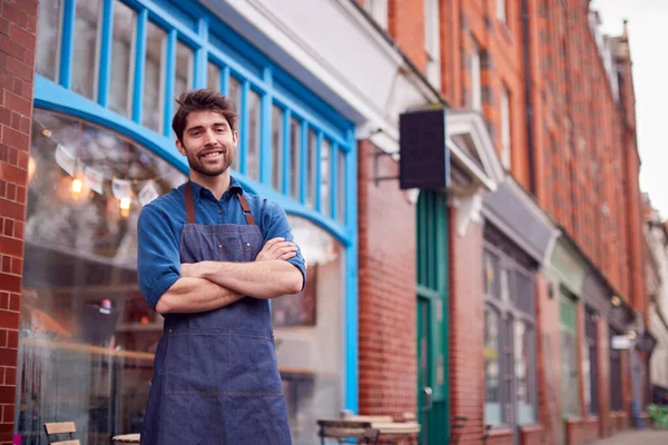 Retrato Del Dueño Masculino Una Pequeña Empresa Usando Delantal Parado — Foto de Stock