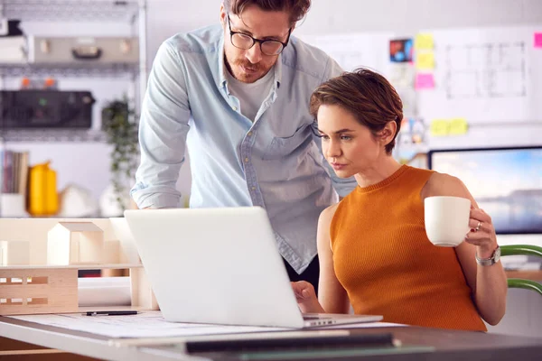 Arquitectos Masculinos Femeninos Oficina Trabajando Escritorio Ordenador Portátil Junto Con — Foto de Stock