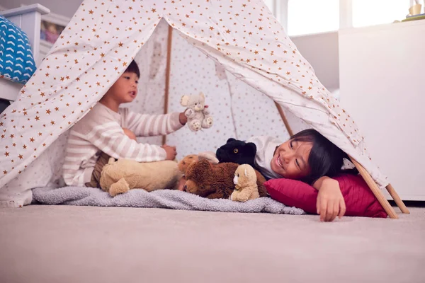 Asiatiska Barn Tält Som Leker Med Leksaker Sovrummet Tillsammans — Stockfoto